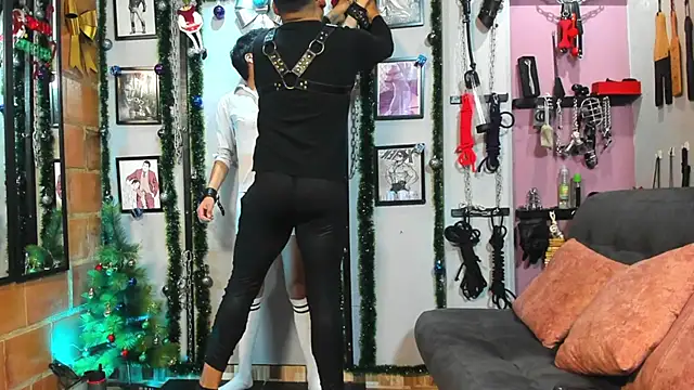 dom2travelersss online show from December 30, 2024, 1:58 pm