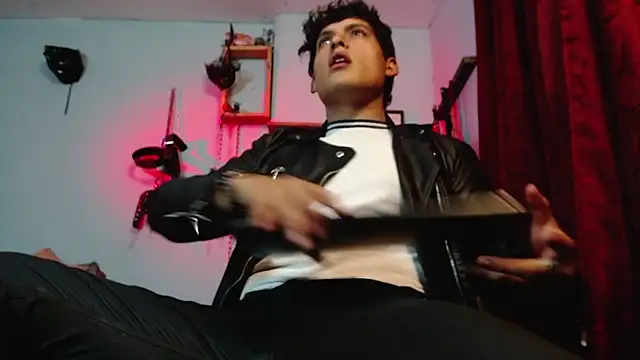 dom2travelersss online show from October 13, 2025, 11:49 pm