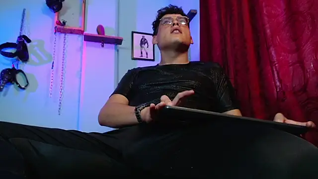 dom2travelersss online show from October 27, 2025, 2:32 pm