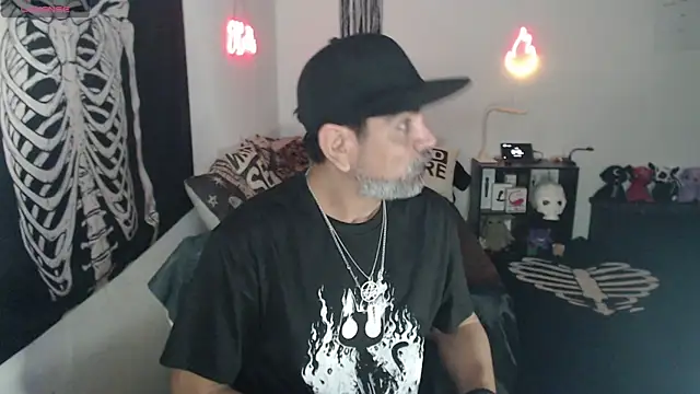 soyelcarlitos  online show from June 15, 2026, 6:37 am